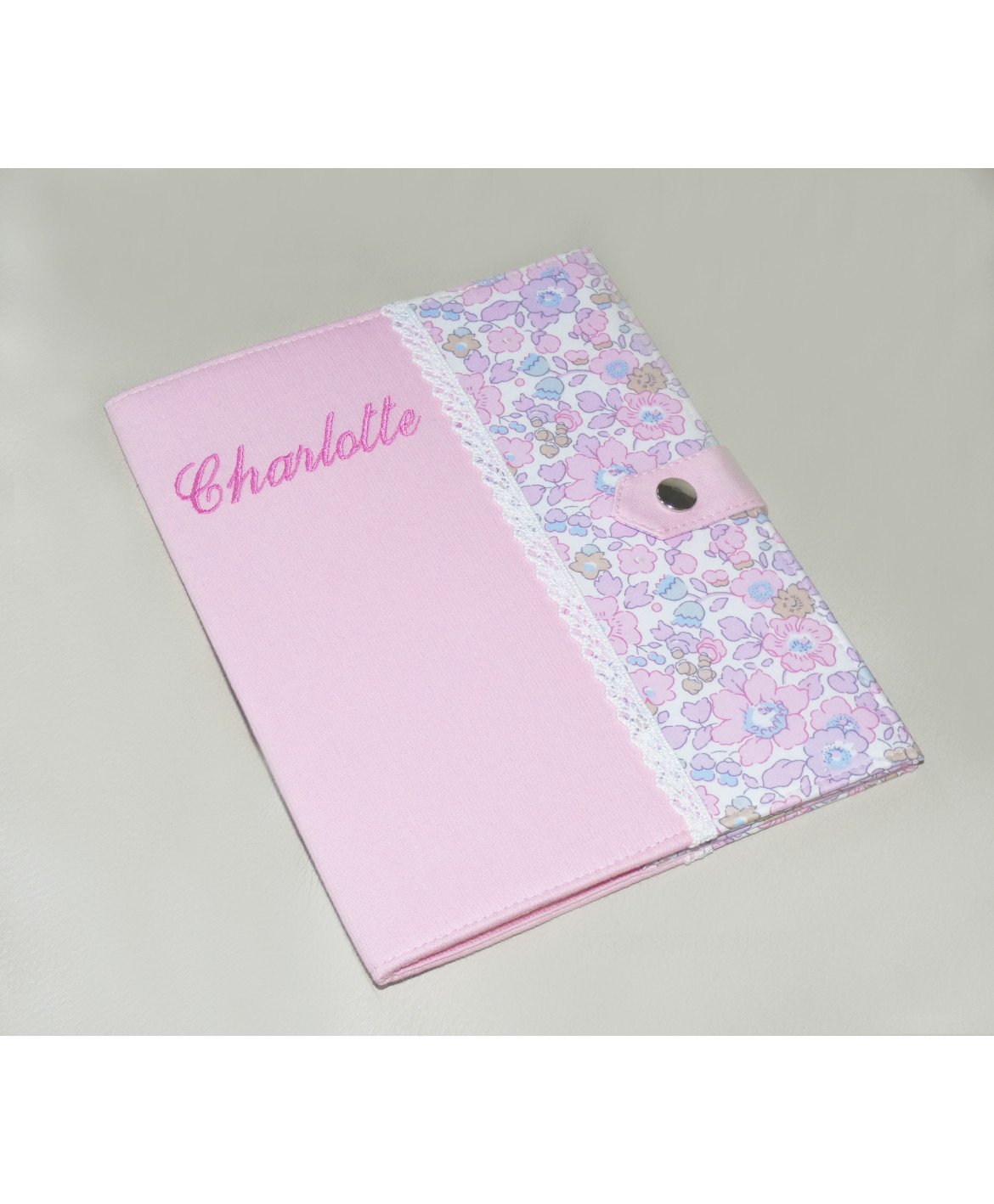 Protège carnet de santé rigide personnalisé - Cadeau de naissance fille personnalisé - liberty rose et dentelle Protège carnet de santé rigide personnalisé - Cadeau de naissance fille personnalisé - liberty rose et dentelle