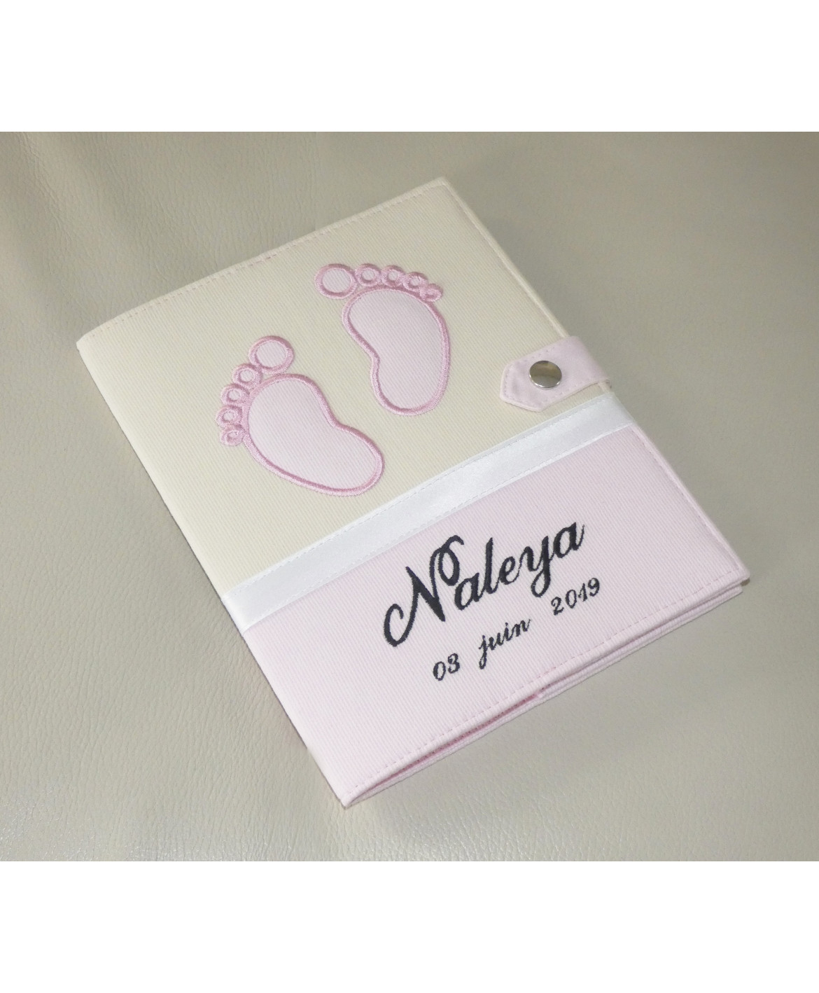 Protège carnet de santé rigide personnalisé - modèle baby feet fille Protège carnet de santé rigide personnalisé - modèle baby feet fille