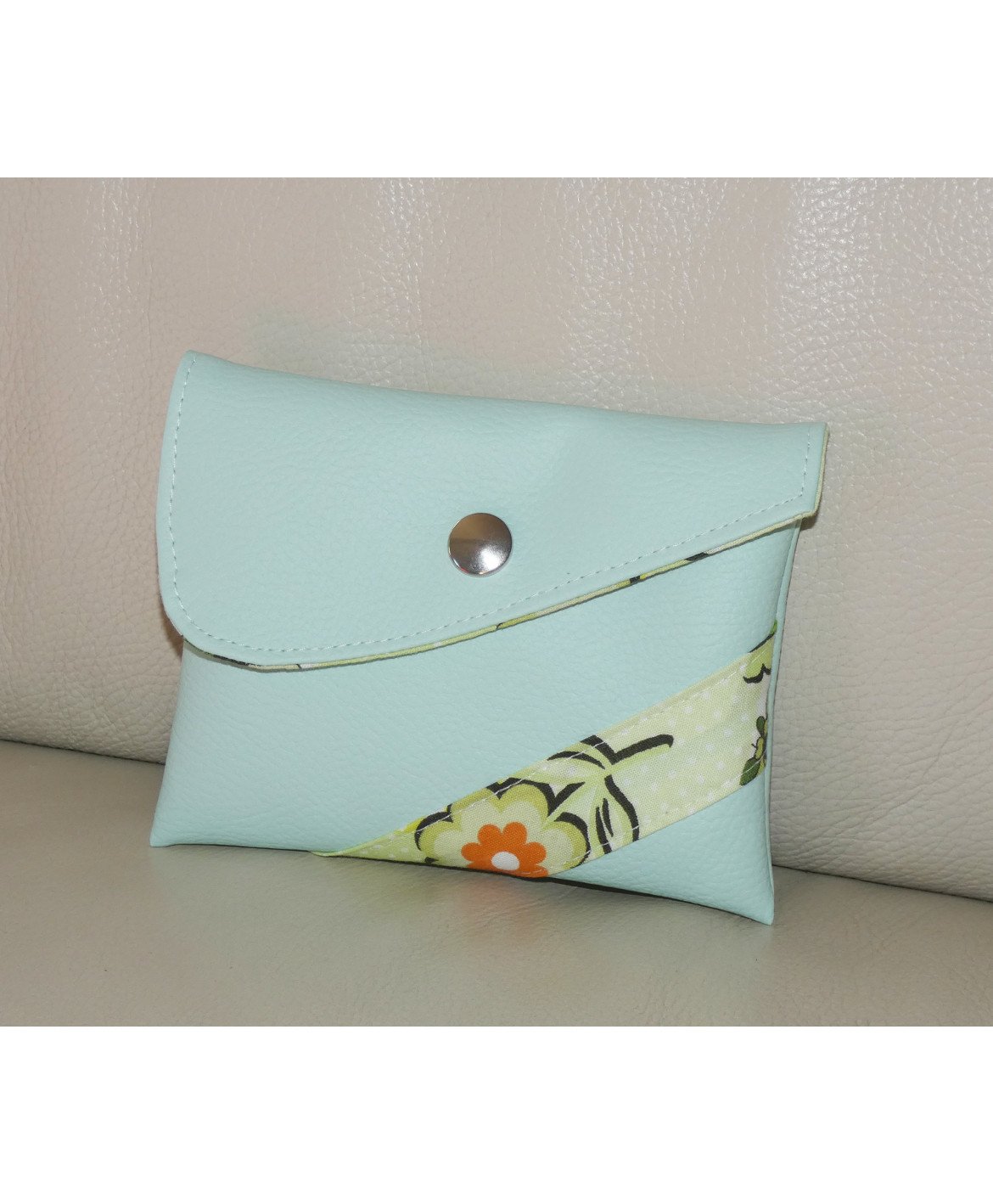 Pochette de rangement en simili cuir pour masques en tissu. Couleur vert d'eau Pochette de rangement en simili cuir pour masques en tissu. Couleur vert d'eau