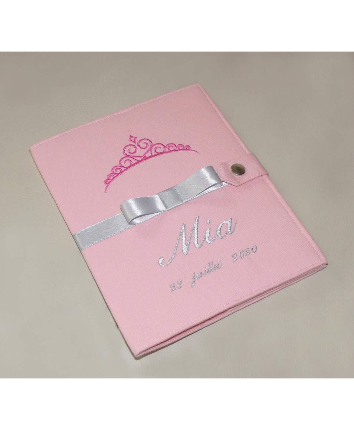 Protège carnet de santé rigide personnalisé rose - gris argent - couronne - ruban gris - fille Protège carnet de santé rigide personnalisé rose - gris argent - couronne - ruban gris - fille