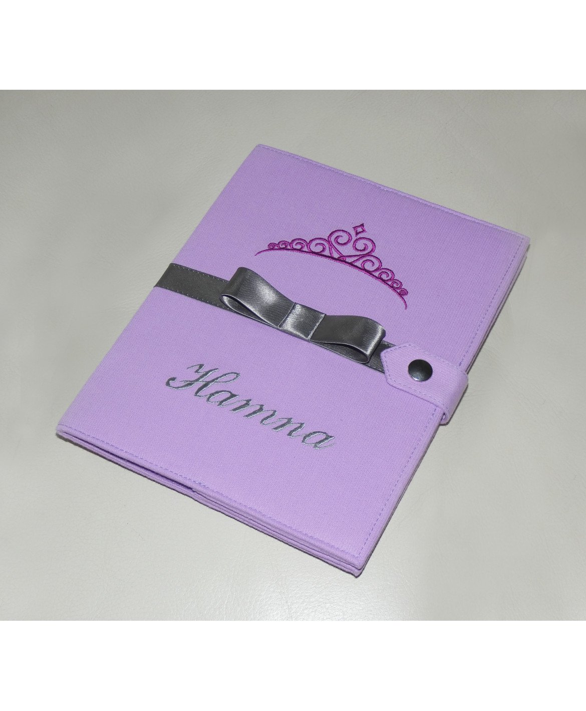 Protège carnet de santé rigide personnalisé parme - couronne - ruban gris - fille Protège carnet de santé rigide personnalisé parme - couronne - ruban gris - fille