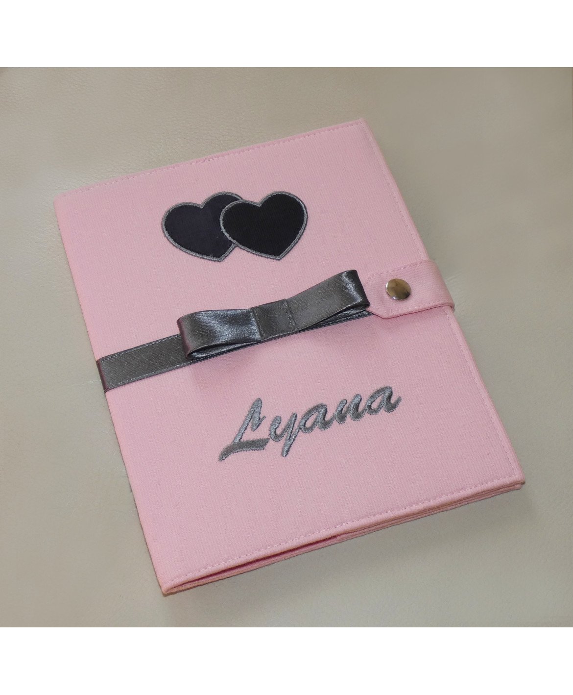 Protège carnet de santé fille rigide personnalisé - motif coeur gris anthracite - Cadeau de naissance personnalisé Protège carnet de santé fille rigide personnalisé - motif coeur gris anthracite - Cadeau de naissance personnalisé
